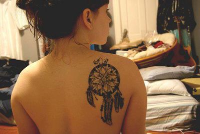  Tatouage attrape rêve derrière l'épaule